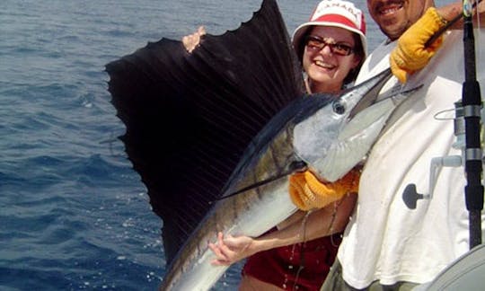 Viajes de pesca con consola central en Puerto Jiménez, Costa Rica con el Capitán Cory