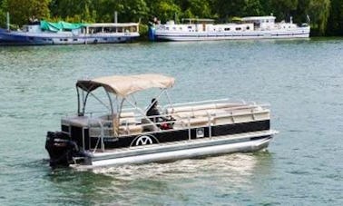 Capitaine affrété sur un ponton de 24 pieds à Paris, France