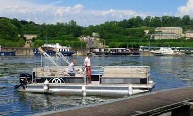 24' Pontoon Charter in Paris, France