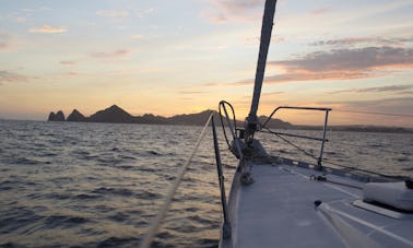 Navegación diurna y puesta de sol en un chárter privado en Cabo San Lucas