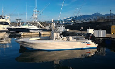 Charter de pesca en la consola Pathfinder Center en Quepos, Costa Rica, el