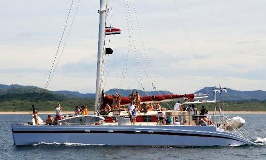 Navega en catamarán «Marlin del Rey» de 66 pies en Playa Tamarindo
