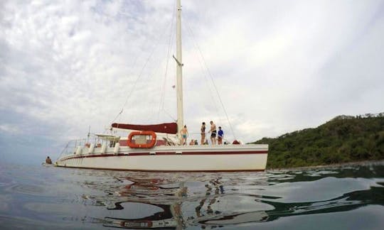 Navega en catamarán «Marlin del Rey» de 66 pies en Playa Tamarindo