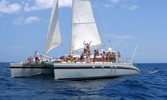 Catamaran « Marlin del Rey » de 66 pieds naviguant à Playa Tamarindo