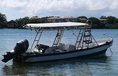 Enjoy captained Fishing in Islas de la Bahía, Honduras on Center Console