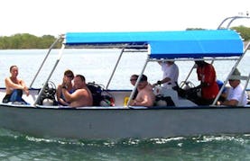 Scuba Dive on 23' Skiff  "Moya" Boat in Islas de la Bahía, Honduras