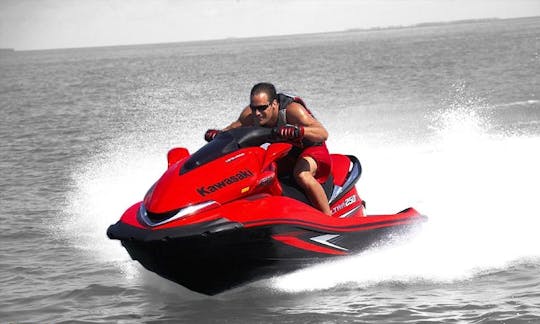 Superbe jet ski rouge à louer à Khyber Pakhtunkhwa, Pakistan