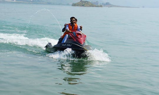 Superbe jet ski rouge à louer à Khyber Pakhtunkhwa, Pakistan