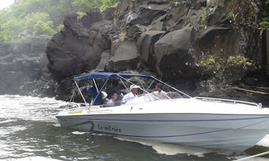 Alugue um barco com fundo de vidro em Blue Bay, Maurício