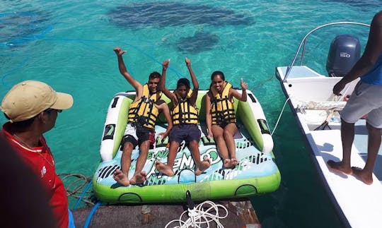 Balade sur un canapé flottant à Quatre Cocos, île Maurice