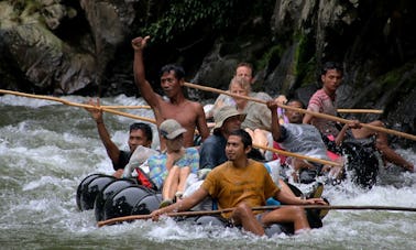 Aventura de un día de rafting en Bohorok, Indonesia