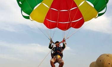 Créez des souvenirs en faisant du parachute ascensionnel à Malvan, en Inde