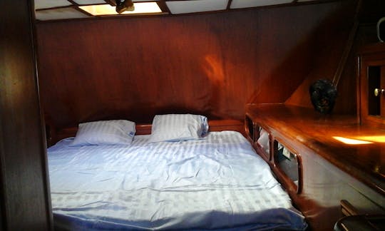 Queen size master stateroom bed 5ft wide