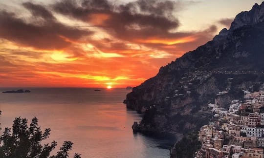 Maravilloso crucero privado al atardecer en Positano (1,5 horas)