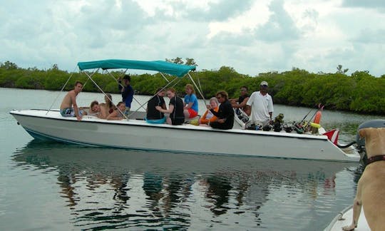 Barco de mergulho na cidade de Belize