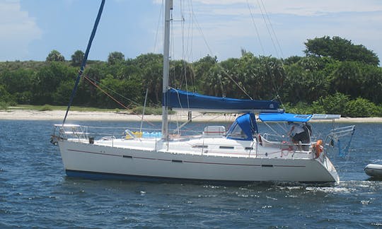 Charter 39' Oceanis 393 Cruising Monohull in Roatan, Honduras