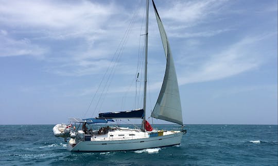 Charter 39' Oceanis 393 Cruising Monohull in Roatan, Honduras