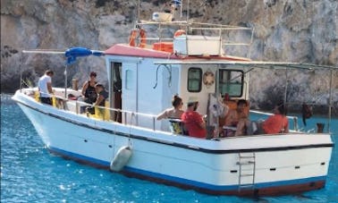 Disfruta de la pesca en Pollonia, Grecia, en un arrastrero