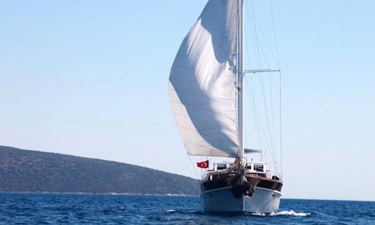 87' Sailing yacht around Sardinia