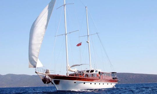 87' Sailing yacht around Sardinia