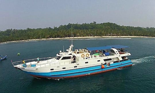 Louez un bateau à passagers de 114 pieds sur l'île de Mentawai, en Sibérie