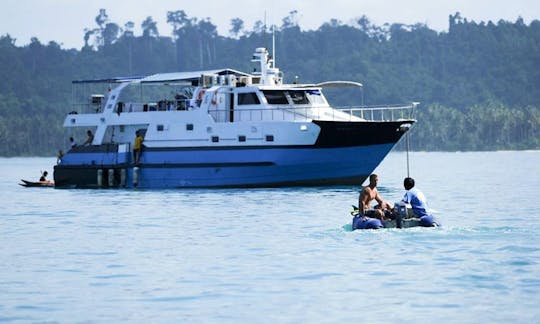 Louez un bateau à passagers de 114 pieds sur l'île de Mentawai, en Sibérie