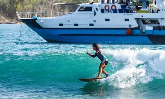 Louez un bateau à passagers de 114 pieds sur l'île de Mentawai, en Sibérie