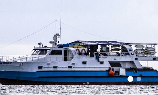 Louez un bateau à passagers de 114 pieds sur l'île de Mentawai, en Sibérie