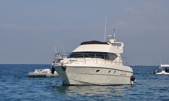 Alquile un yate a motor Azimut Avetura de 44 pies en Iraklio, Grecia