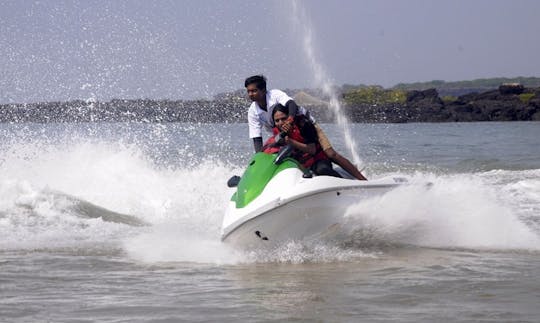 Disfruta de un paseo en moto acuática en Malvan, India