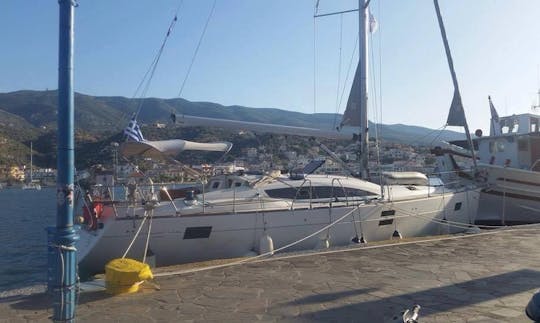 Alquila un monocasco de crucero en Glifada, Grecia