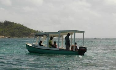 Louez un bateau à fond de verre à Victoria, aux Seychelles