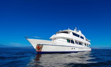 Alugue 104' Tip Top III Power Mega Yacht em Quito, Equador