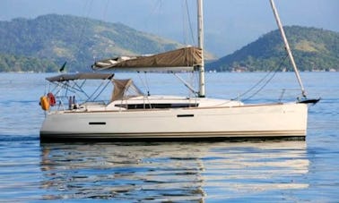 Charte yacht Ilha do Algodão em Paraty, Jeanneau SunOdyssey 379