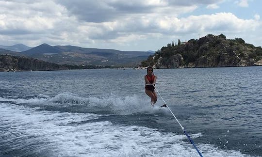 ギリシャのトロで水上スキーを楽しむ