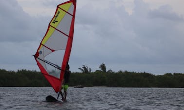 Profitez de la planche à voile à Addu City, aux Maldives