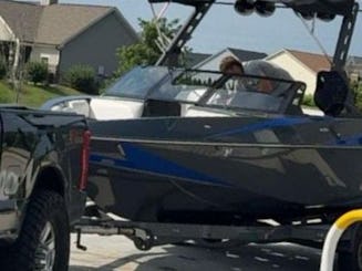 Barco de surf Axis T22 Wake — Diversão em um dia no lago com surfe e tripulação - Dale Hollow Lake