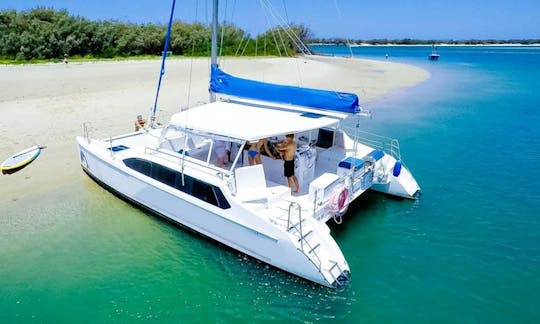 Aluguel de barcos em catamarã à vela com capitão profissional (máximo de 30 convidados) em Main Beach