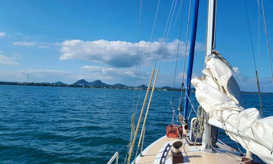 Unforgettable Monohull Sailing Adventure in Belize: Cruise the Coastline!