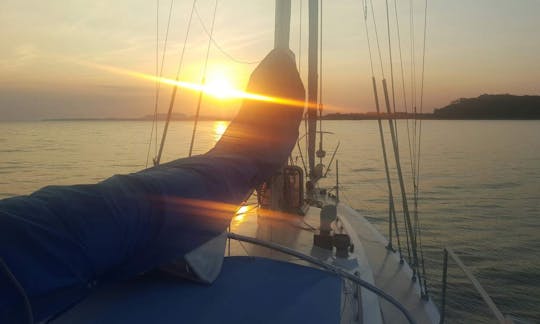 Unforgettable Monohull Sailing Adventure in Belize: Cruise the Coastline!