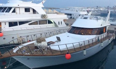 Yacht à moteur design en bois pour 6 personnes à Hurghada