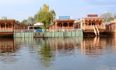 Explorez le lac Dal au Jammu-et-Cachemire sur une péniche