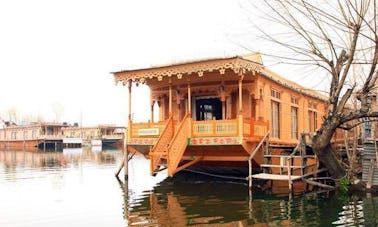 Recorre el lago Dal, Srinagar, en una casa flotante