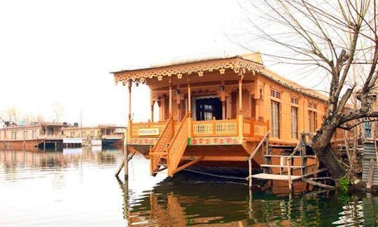 Tour Dal Lake, Srinagar on a Houseboat