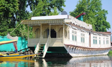 Alugue uma casa flutuante no Lago Nigeen em Jammu e Caxemira