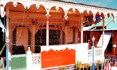 Alugue uma casa flutuante “Aziz Palace” em Himachal Pradesh, Índia