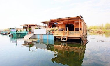 Rent a Houseboat for the weekend in Himachal Pradesh, India