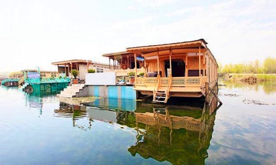 Rent a Houseboat for the weekend in Himachal Pradesh, India
