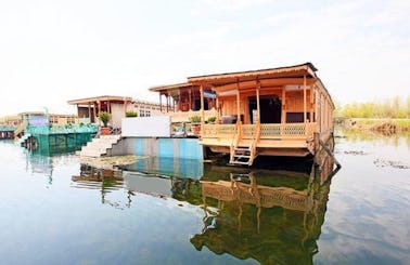 Rent a Houseboat for the weekend in Himachal Pradesh, India