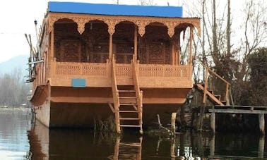 Alquila una casa flotante en el lago Nageen, Srinagar